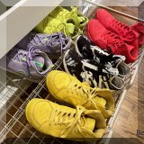 H03. Sneakers. 